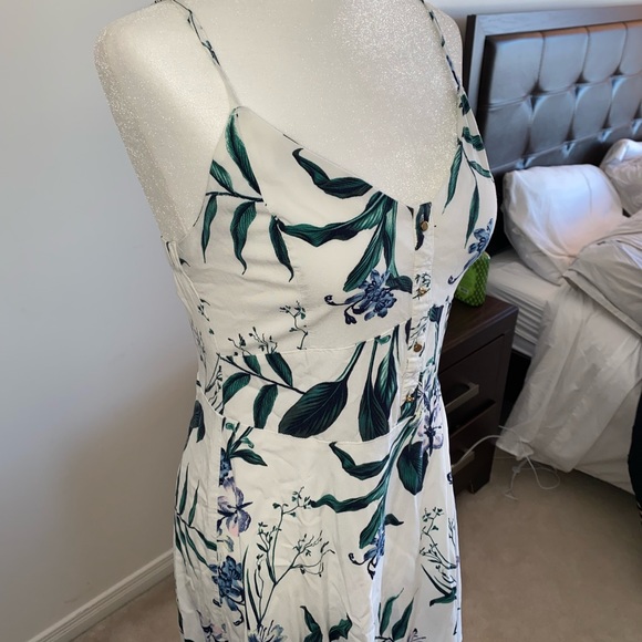 WHITE FLORAL DYNAMITE DRESS - Picture 7 of 8